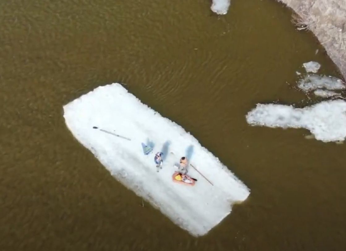 Рязанцы проплыли 9 км по Оке на льдине
