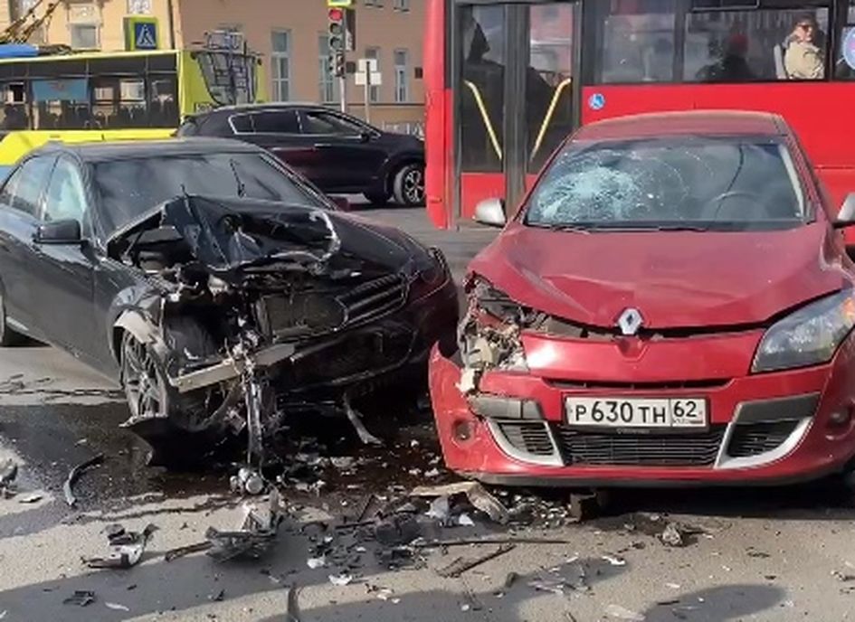 В аварии на улице Ленина пострадали оба водителя