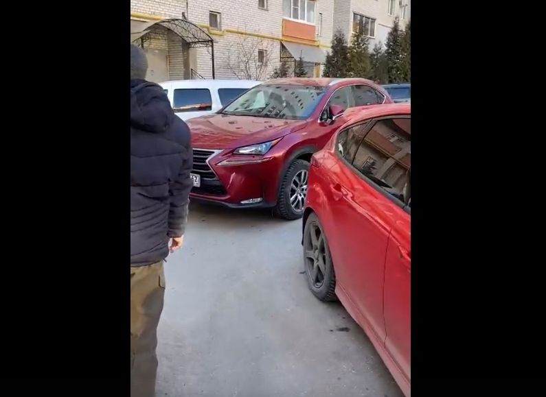 В Рязани женщина на Lexus перекрыла дорогу скорой помощи