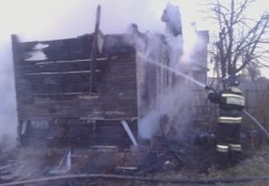 На пожаре в Рыбном погибла пенсионерка