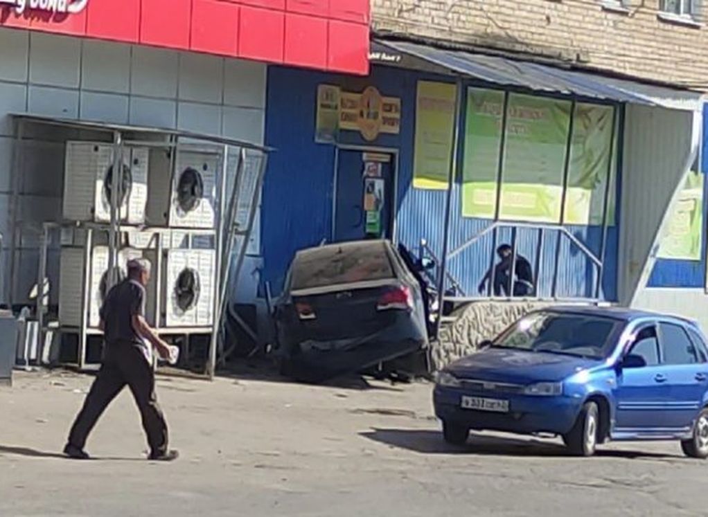 Полиция установила водителя, въехавшего в крыльцо магазина в Скопине