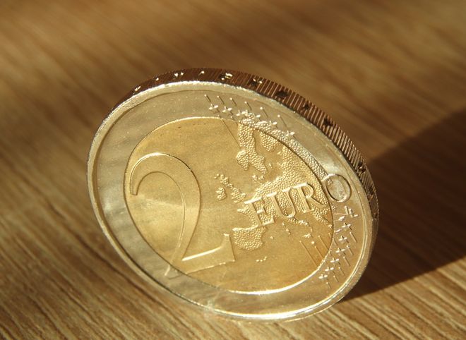 Курс евро на торгах Московской биржи превысил 75 рублей впервые с 8 мая