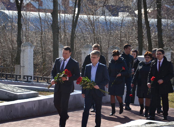 Рязанские чиновники возложили цветы в знак скорби о погибших в Санкт-Петербурге