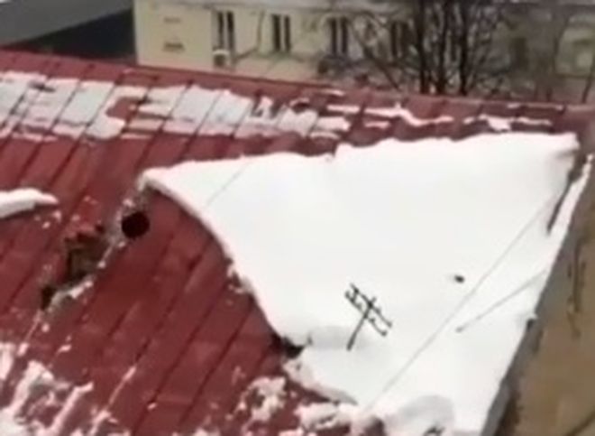 На северо-востоке Москвы дворник сорвался с крыши (видео)