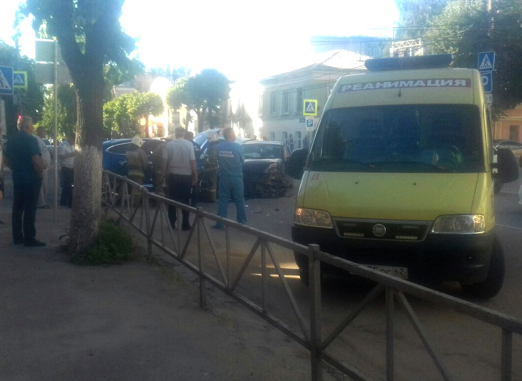 В «лобовом» ДТП на улице Садовой пострадали оба водителя