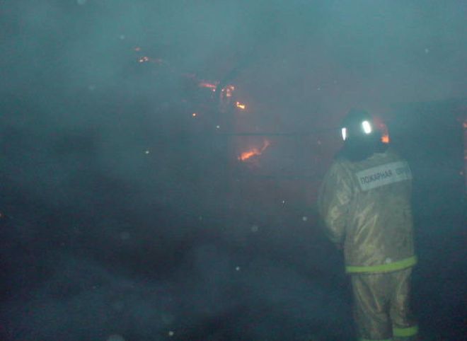 В поселке Милославское сгорел грузовик, пострадал мужчина