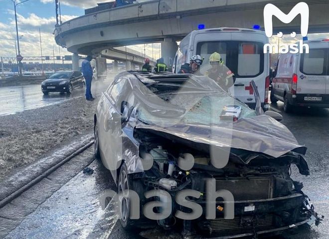 В Москве с эстакады на автомобили рухнула бетонная плита