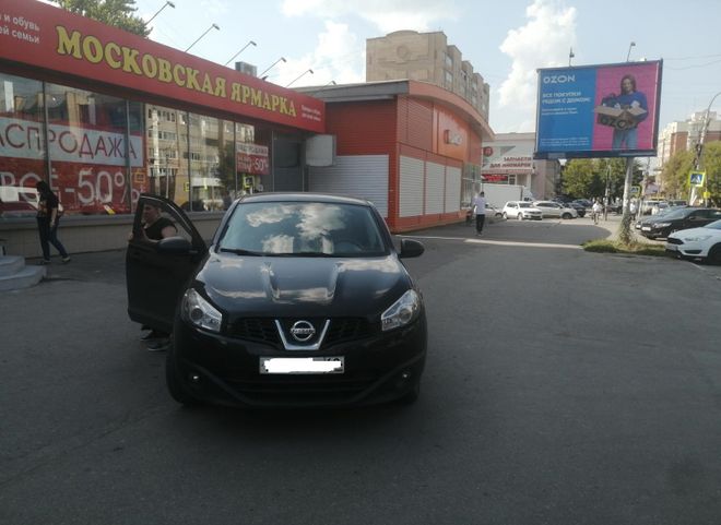 На улице Грибоедова Nissan наехал на пенсионерку