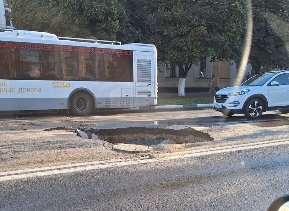 На Первомайском проспекте образовался огромный провал