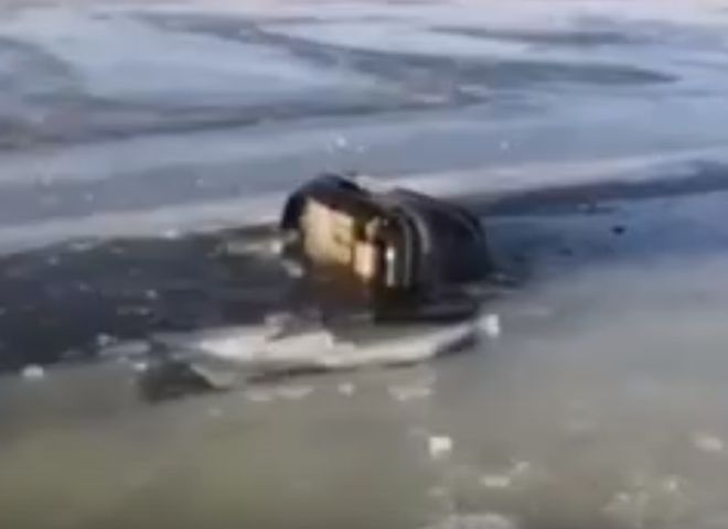 В Приморье семья из пяти человек утонула, провалившись на автомобиле под лед