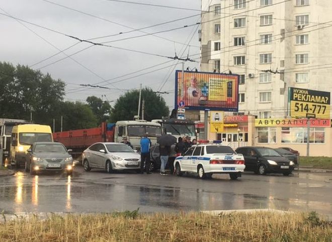 На пересечении улиц Островского и Высоковольтной произошло массовое ДТП