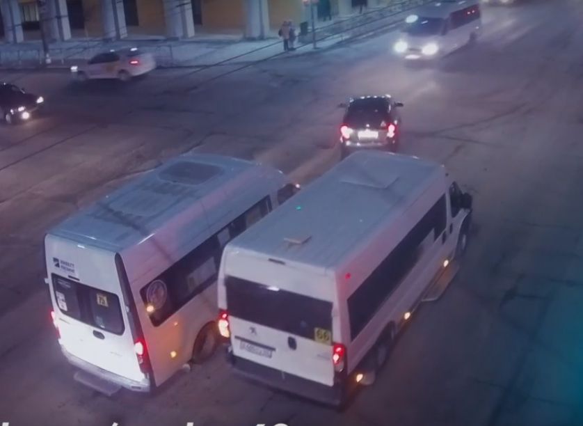 Легковушка врезалась в маршрутку на улице Ленина (видео)