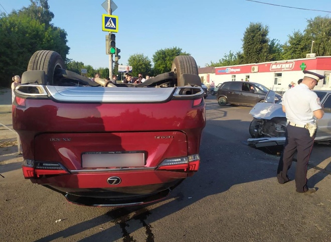 В Михайлове 18-летний водитель проехал на «красный» и устроил серьезную аварию
