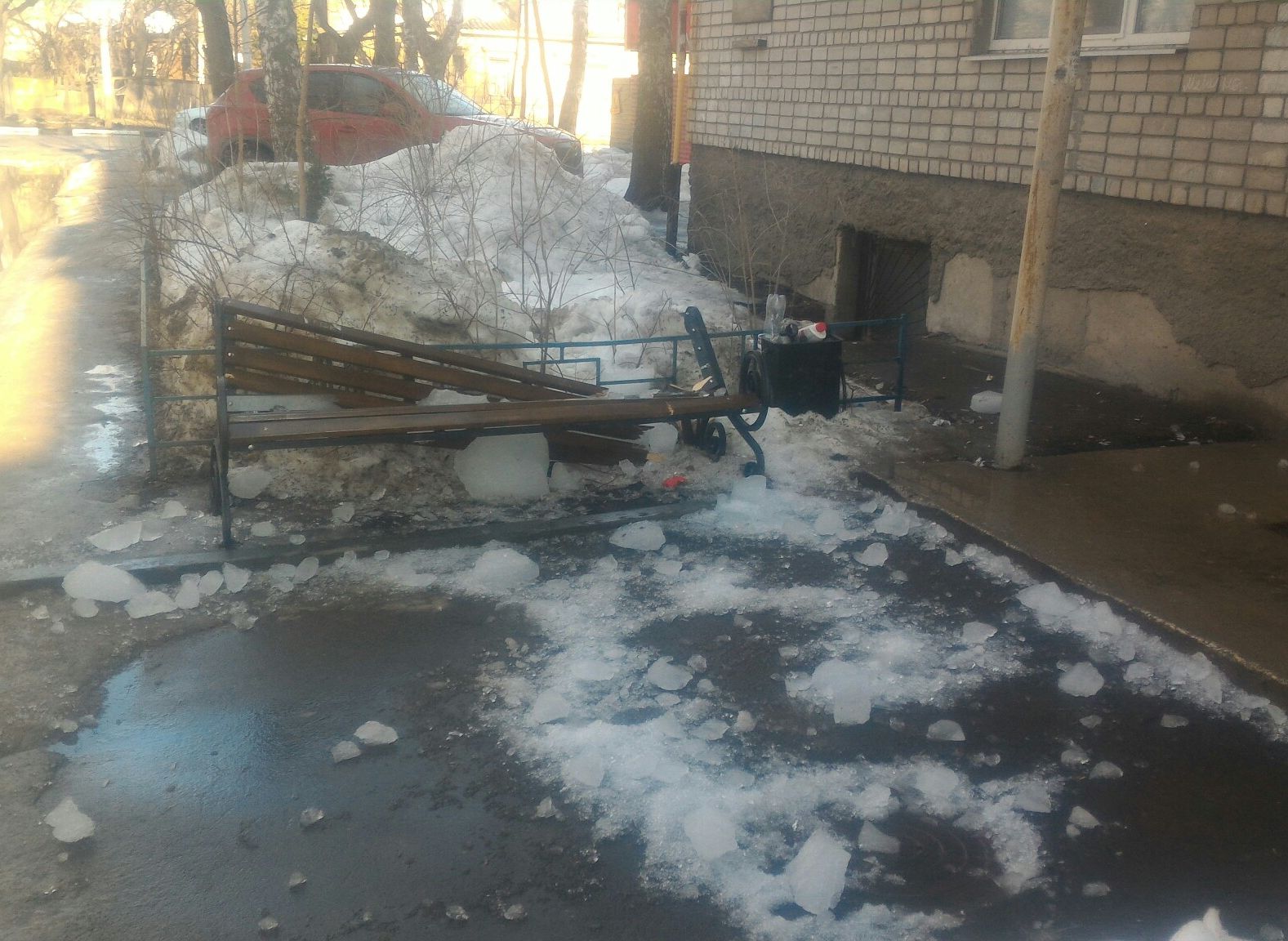 В Рязани глыбами льда разбило скамейку и навес над тротуаром