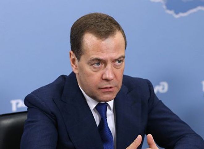 Медведев: длинные январские выходные вредят экономике