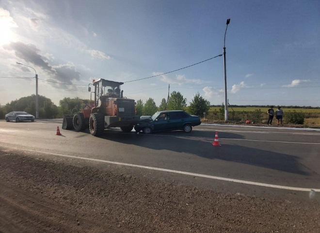 В Милославском районе пьяный водитель ВАЗа врезался в погрузчик