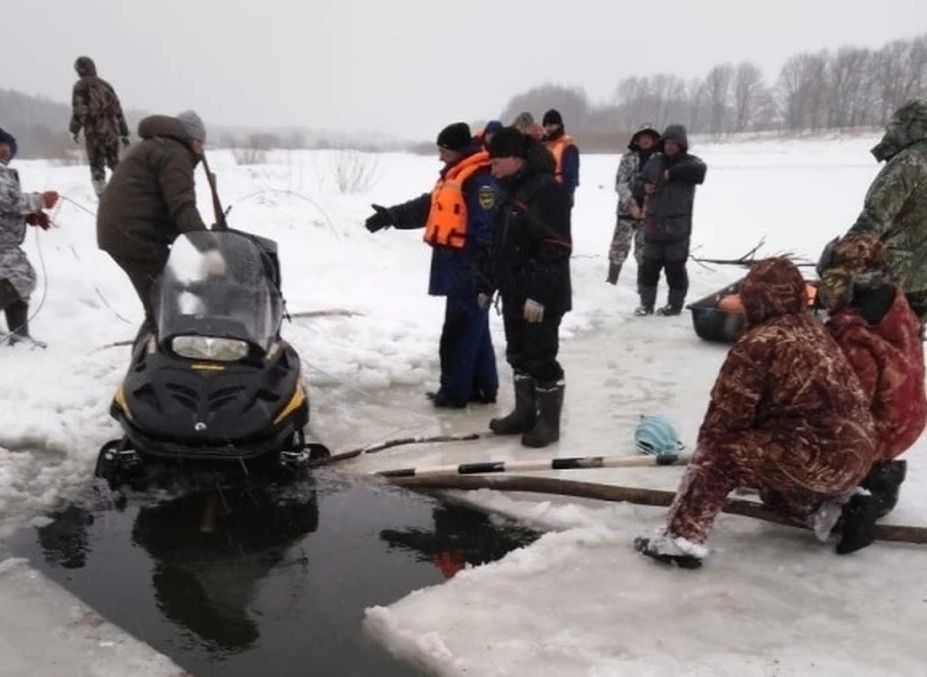 Двое рыбаков провалились под лед на границе Рязанской и Владимирской областей