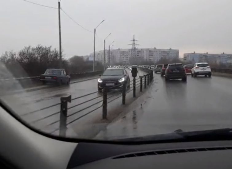 Водитель показал радикальный способ объезда пробки на Северной окружной (видео)