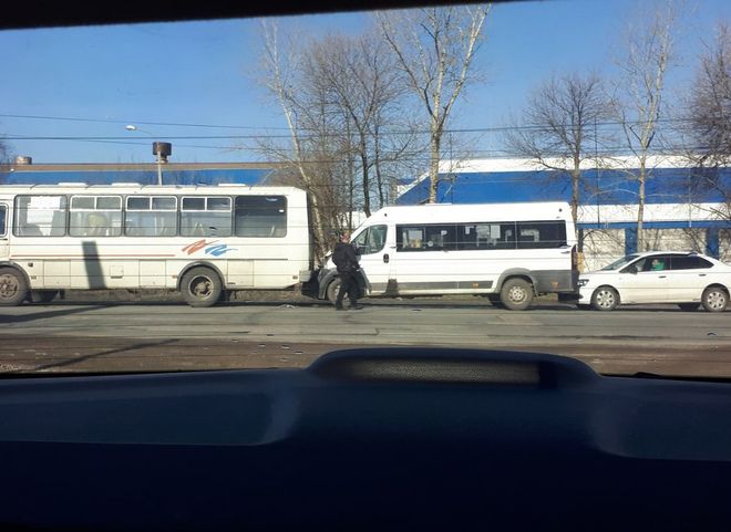В Рязани столкнулись автобус, маршрутка и легковушка