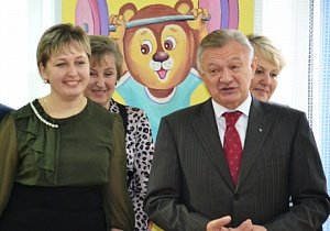 Олег Ковалев поздравил рязанок с праздником весны