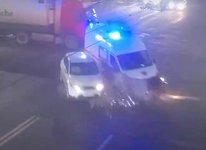 ДТП со скорой помощью в Рязани попало на видео