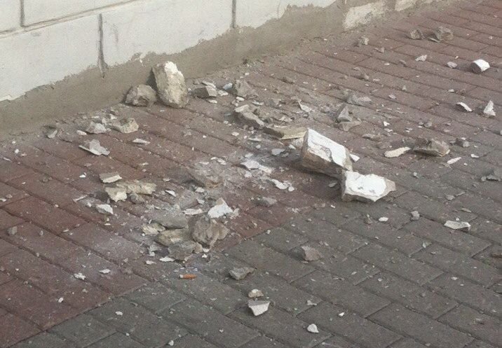 C дома на улице Почтовой упал крупный кусок штукатурки