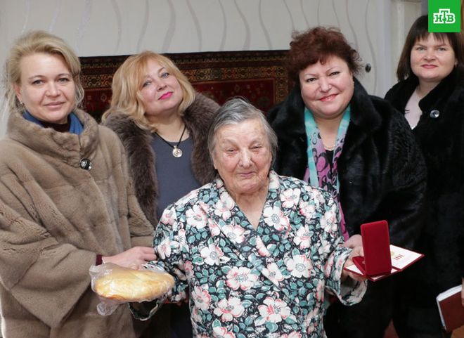 В Крыму чиновницы в шубах подарили блокадникам по батону и медали