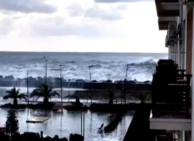Во время шторма затопило  гостиницы в Сочи
