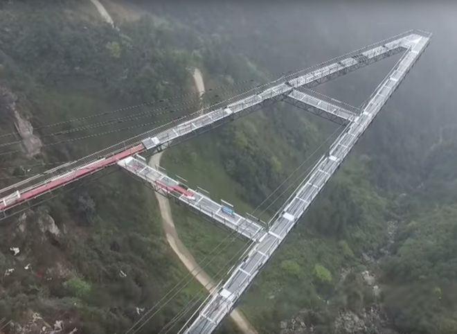 В Китае открыли дорожку с прозрачным полом на высоте 200 м над ущельем