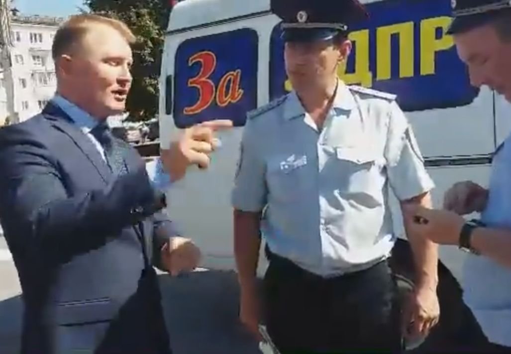 Видео: депутат Госдумы Шерин проводит ликбез для полиции
