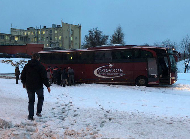 Фото: в центре Рязани застрял туристический автобус