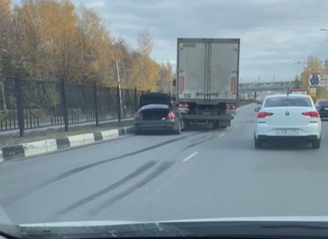 На Московском шоссе легковушка влетела под грузовик