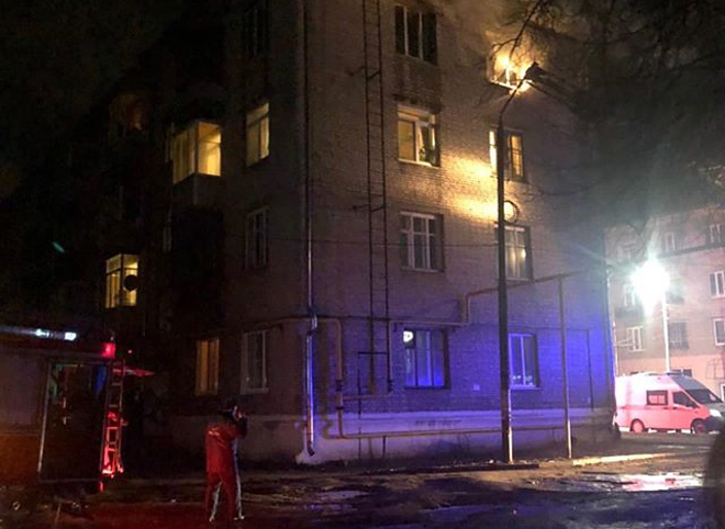 Ночью в четырехэтажке на улице Октябрьской вспыхнул пожар