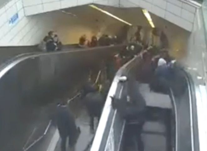 Ступени эскалатора внезапно рухнули вниз, зажевав пассажира метро (видео)