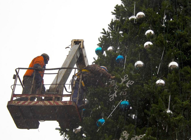 В Рязани начали демонтировать новогодние ели