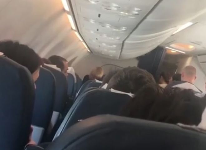 СМИ: пассажир рейса Санкт-Петербург — Анталья избил стюардессу