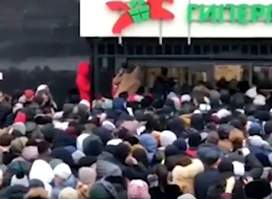 Казанцы устроили давку в закрывающемся гипермаркете «Карусель» (видео)