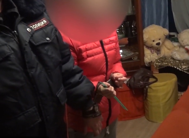 Опубликовано видео следственного эксперимента с 21-летней рязанкой, убившей отца