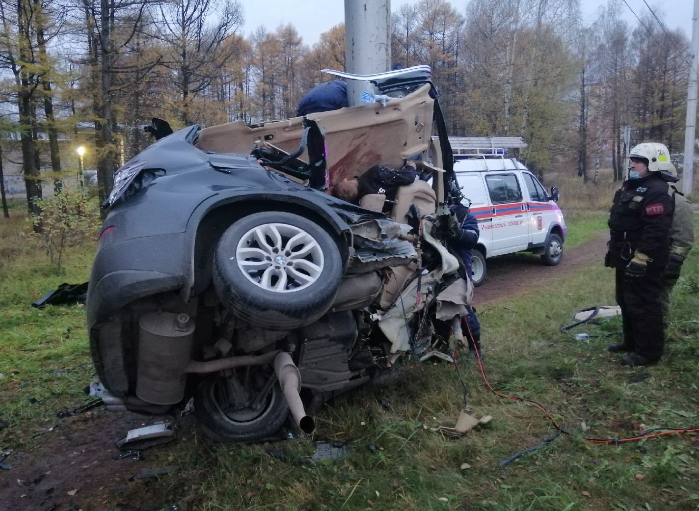 Иномарку «намотало» на столб в Иванове, погибли пятеро