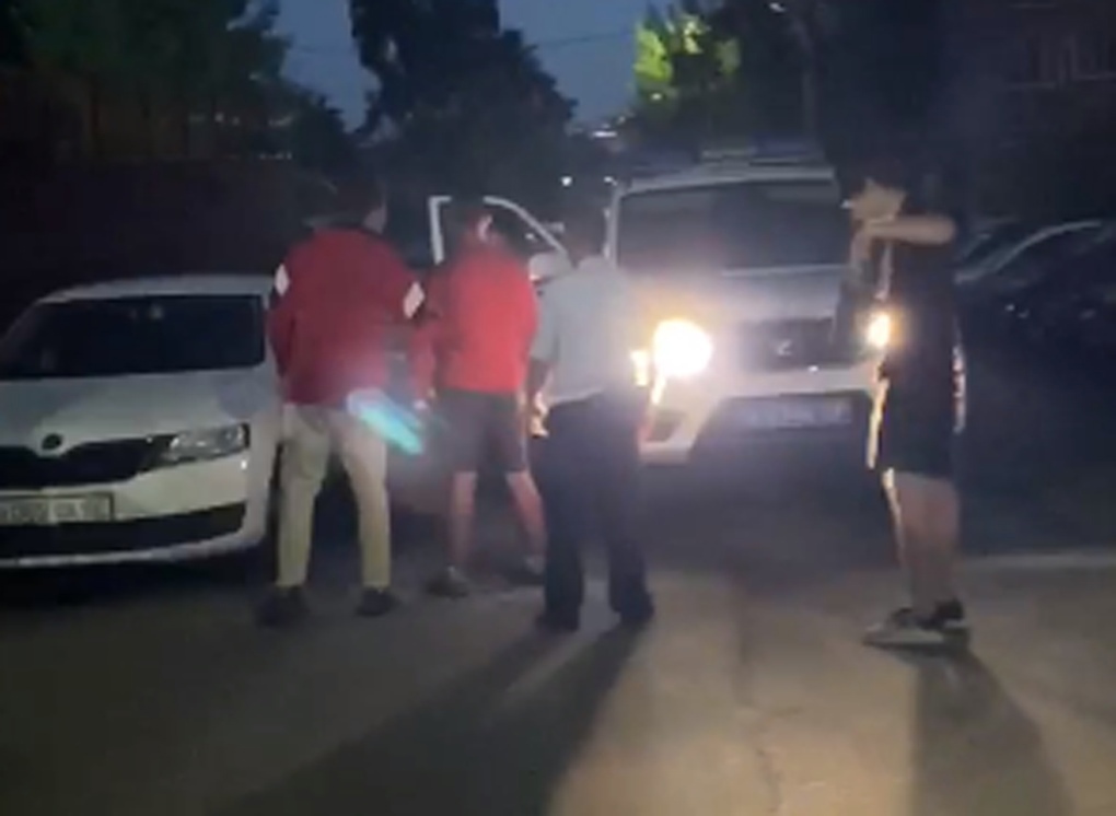В Рязани сняли на видео конфликт молодых людей с полицией   