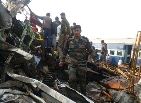 При крушении поезда в Индии погибли более 90 человек (видео)