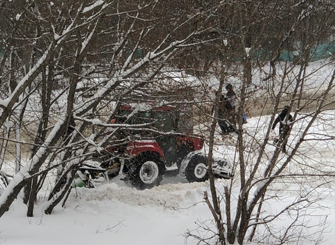 После гибели женщины на улице Зубковой к остановке пригнали трактор