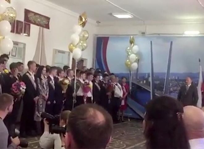 Мэр Владивостока отправил выпускников «в последний путь»