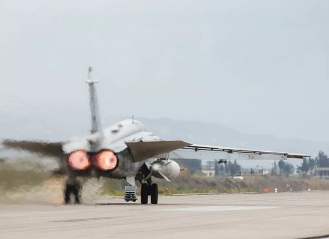 Российские Су-24 нанесли удар по террористам в Сирии