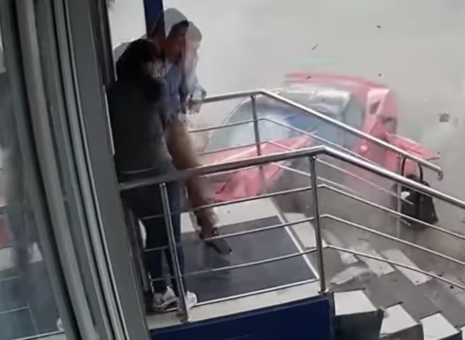 В Туле спорткар протаранил ломбард (видео)