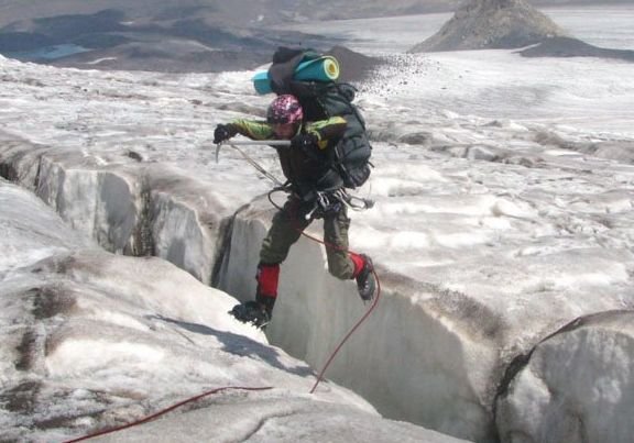 На Эльбрусе спасли упавшего в расщелину альпиниста