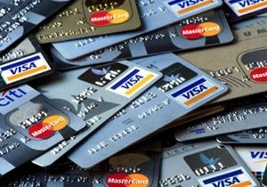 Банки повышают ставки по кредитным картам