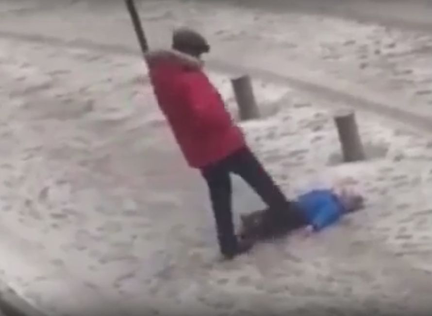 На улице Бишкека отец пнул лежащего ребенка в живот (видео)