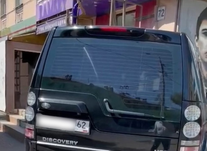 В Рязани оштрафовали водителя, припарковавшего Land Rover на тротуаре