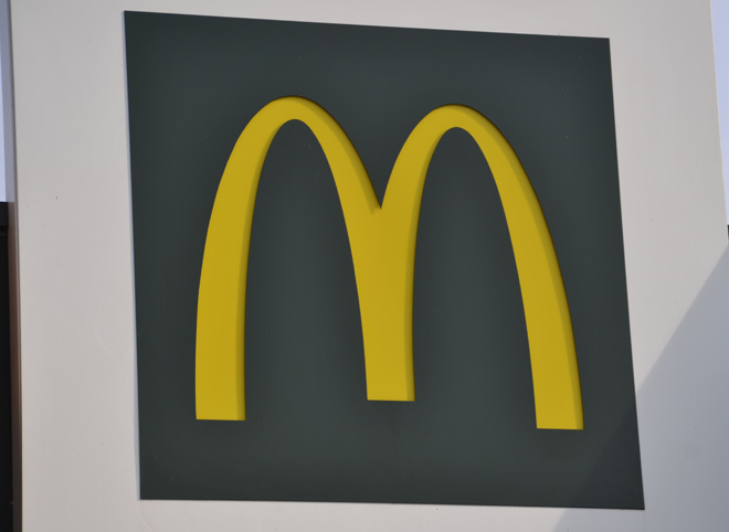 McDonald's оштрафовали за преувеличение размеров бургеров в рекламе